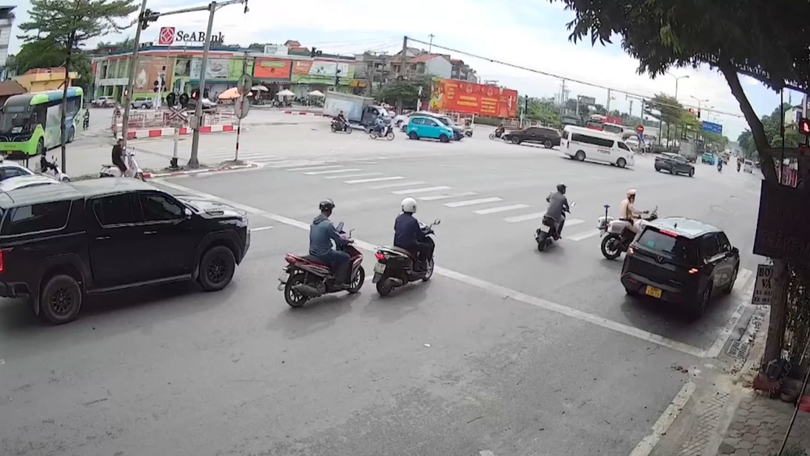 CSGT Hà Nội dẫn đường đưa bệnh nhi xuất huyết cấp đi cấp cứu