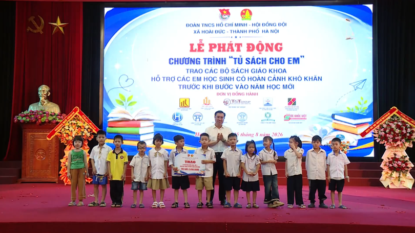 Tặng sách giáo khoa cho học sinh khó khăn tại xã Hoài Đức