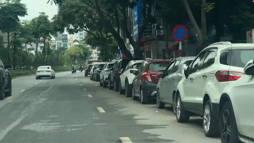 Ngang nhiên dừng đỗ xe ô tô trái phép trên phố Yên Lãng