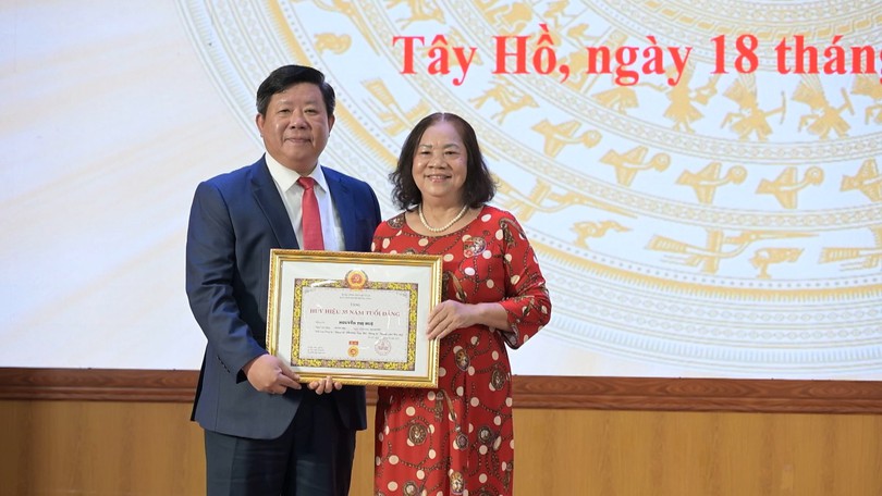Trao huy hiệu 35 năm tuổi Đảng đợt 2/9