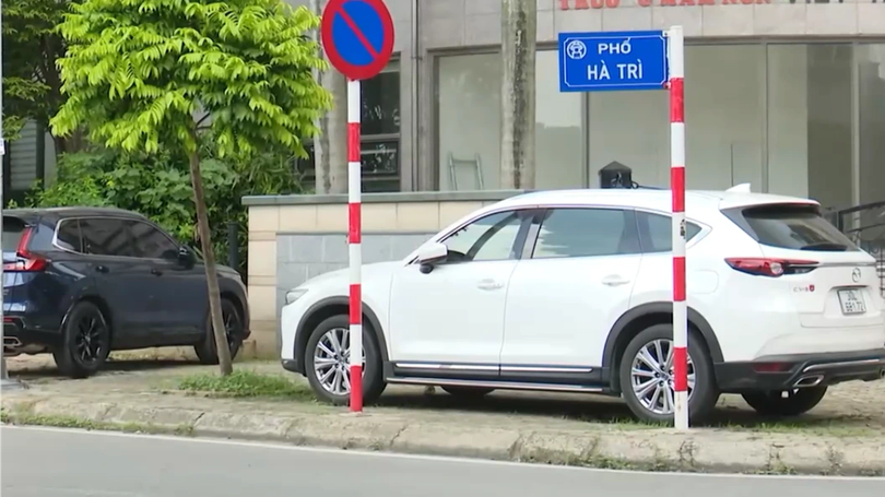 Khi vỉa hè phố Hà Trì trở thành 'bãi đỗ xe'