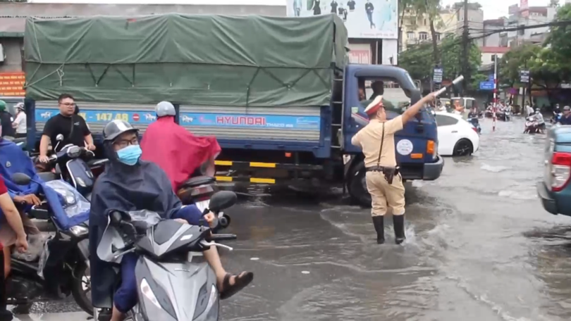 Hà Nội phân luồng giao thông khi mưa lớn gây ngập
