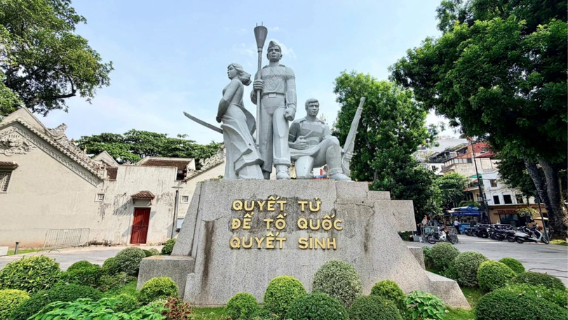 Vì sao Hà Nội di chuyển tượng đài "Quyết tử" bên hồ Hoàn Kiếm?