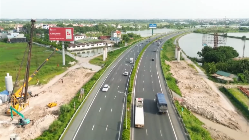 CSGT hướng dẫn tài xế làn vượt xe trên cao tốc