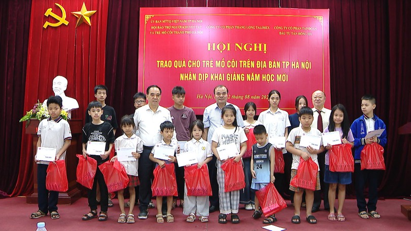 Hà Nội trao 100 suất quà cho học sinh mồ côi