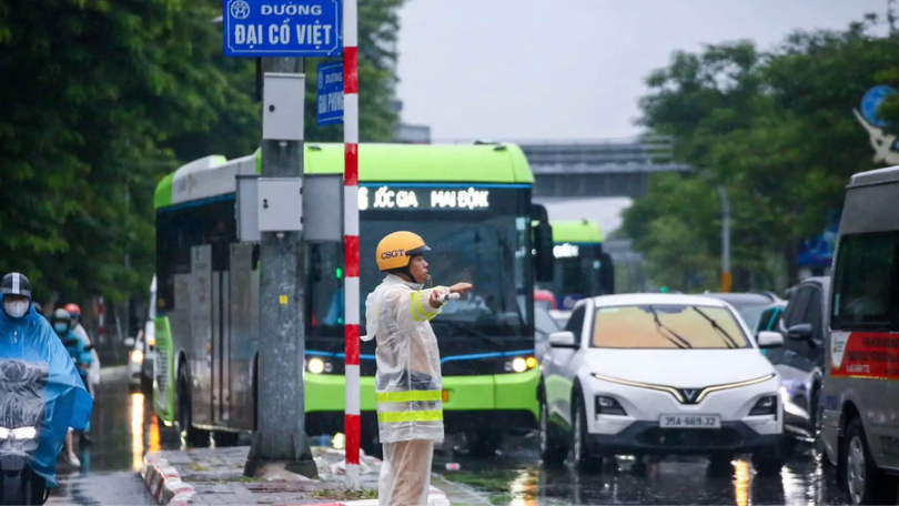 CSGT Hà Nội điều tiết giao thông trong mưa bão