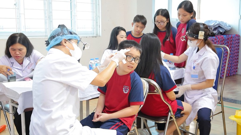 Phường Nghĩa Đô khám sàng lọc sức khỏe cho học sinh