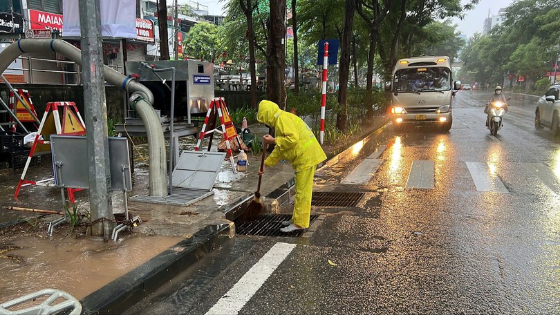 Hà Nội tập trung ứng phó mưa lớn, nước sông dâng cao