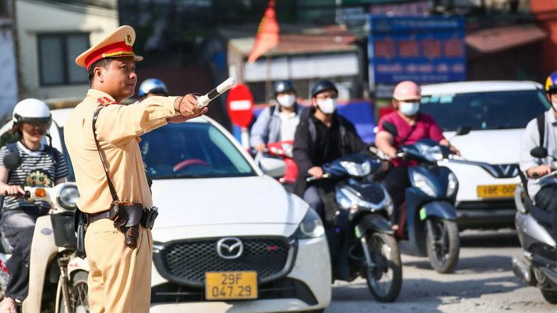 CSGT Hà Nội thực hiện nhiệm vụ "kép" trên tuyến đường "Ba nhất"
