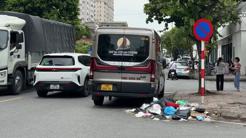 Nhiều điểm đen chân rác gây ô nhiễm trên phố Sài Đồng