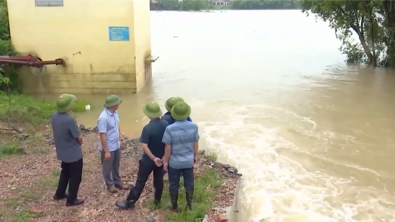 Bão Narra xa đất liền, lũ nhiều sông vẫn trên báo động III
