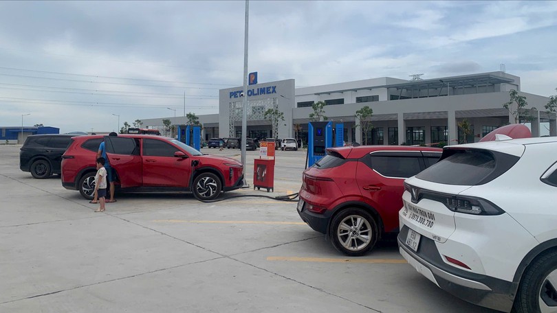 Đáp ứng nhu cầu dừng nghỉ, tiếp nhiên liệu trên cao tốc
