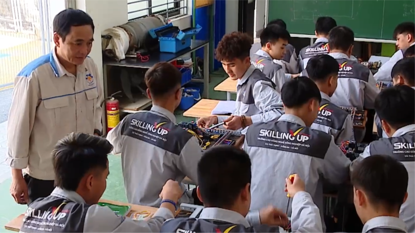 Khoảng cách từ giảng đường đến thị trường lao động