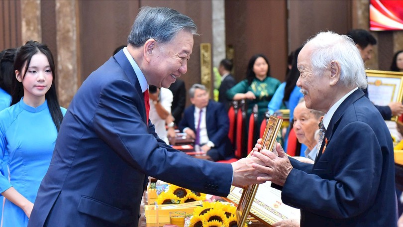 Tổng Bí thư, Chủ tịch nước trao Huy hiệu Đảng tặng đảng viên lão thành Thủ đô