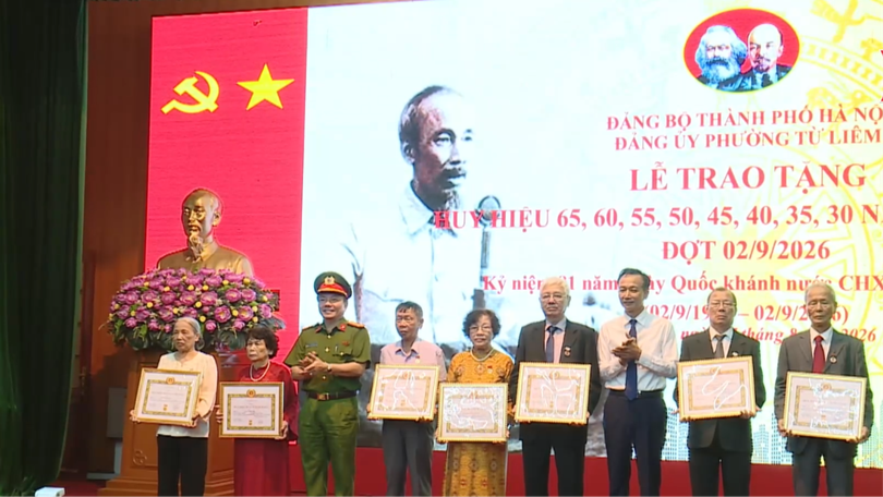 Phường Từ Liêm trao Huy hiệu Đảng tặng Đảng viên lão thành