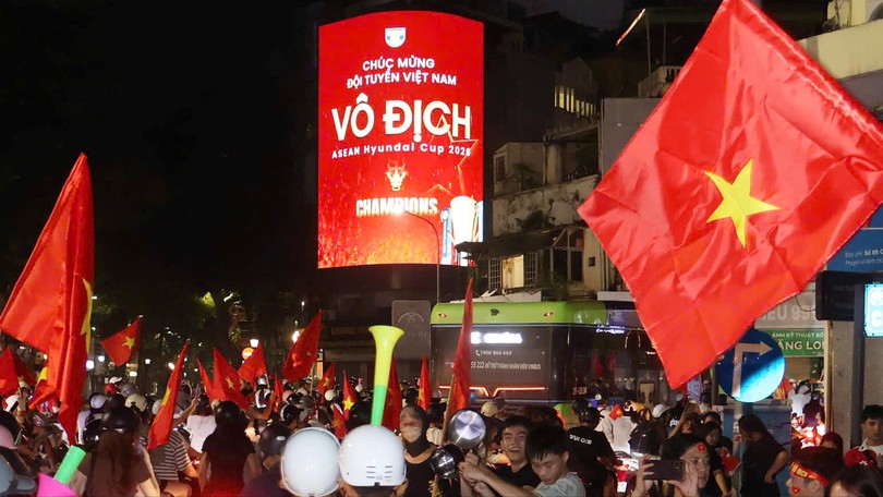 Cổ động viên Hà Nội ăn mừng chức vô địch của ĐT Việt Nam