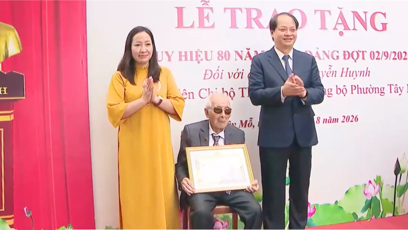 Trao huy hiệu 80 năm cho Đảng viên lão thành