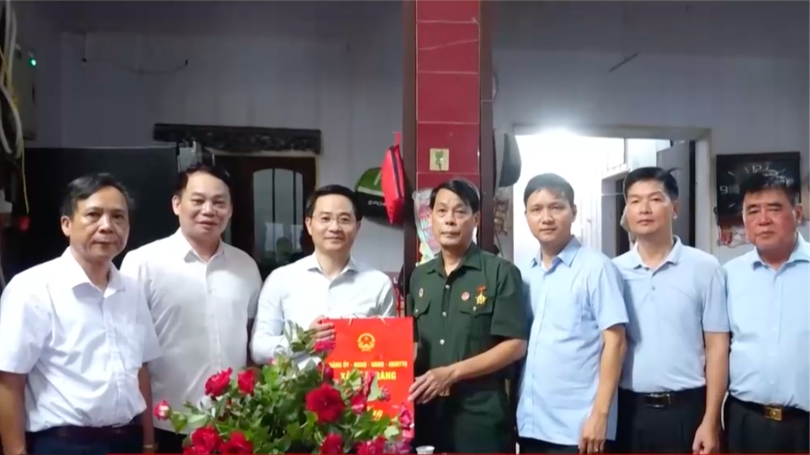 Tặng quà cán bộ, chiến sĩ bị địch bắt tù đày nhân dịp Quốc khánh