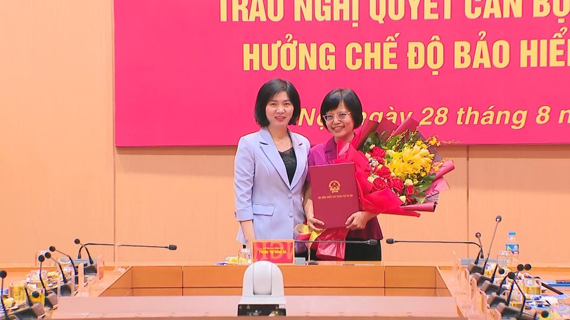 Thường trực HĐND thành phố trao quyết định cán bộ nghỉ hưu