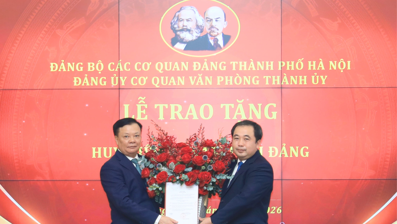 Bí thư Thành ủy trao Huy hiệu Đảng đợt 2/9