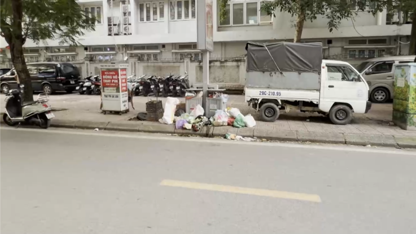 Rác sinh hoạt tràn quanh thùng rác công cộng