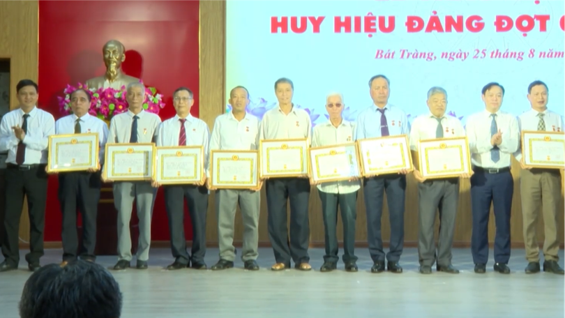 Tri ân những đảng viên nhận Huy hiệu Đảng