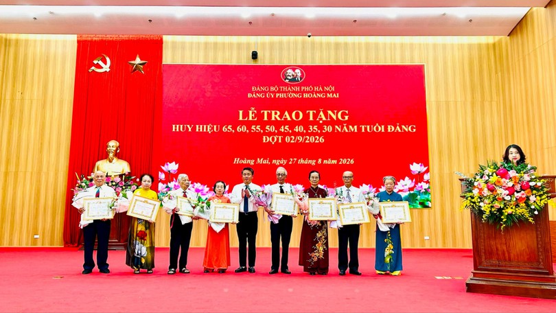 203 đảng viên phường Hoàng Mai được trao tặng Huy hiệu Đảng