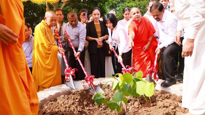 Cung nghinh và trồng cây Bồ đề thiêng tại chùa Vạn Phúc