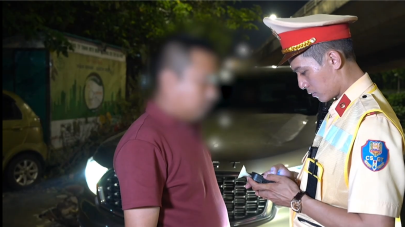CSGT Hà Nội kiểm tra nồng độ cồn xuyên lễ