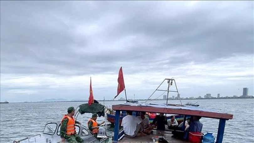Kịp thời cứu nạn 4 ngư dân bị chìm tàu trong đêm