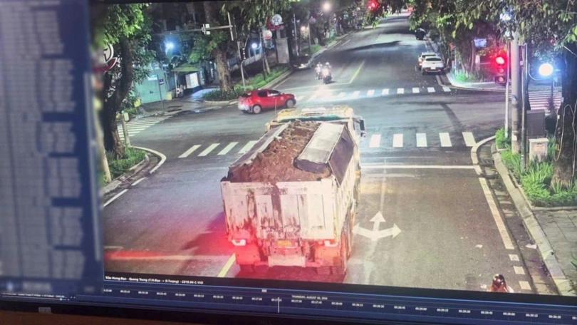 Camera AI truy vết xe tải làm rơi vãi bùn đất