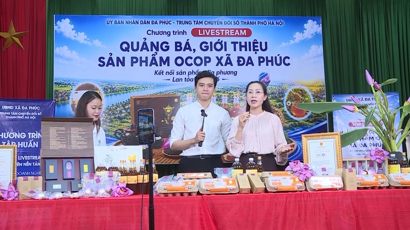 Chủ tịch xã livestream bán hàng giúp nông dân