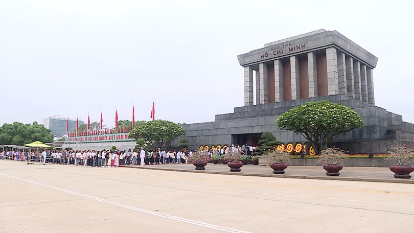 Người dân xếp hàng vào Lăng viếng Chủ tịch Hồ Chí Minh