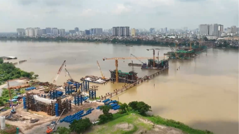 Cầu Trần Hưng Đạo lắp dầm chủ đầu tiên