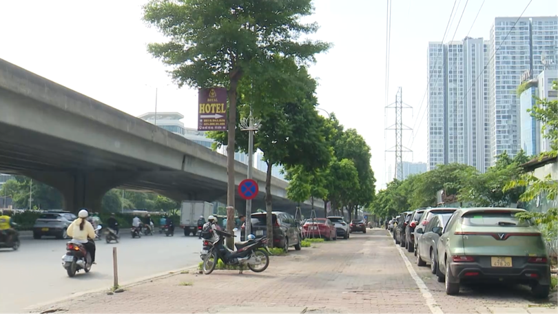 Vỉa hè đường Phạm Hùng bị chiếm dụng thành bãi đỗ xe