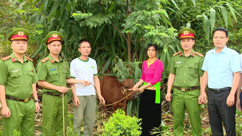 Lực lượng công an hỗ trợ sinh kế cho hộ khó khăn