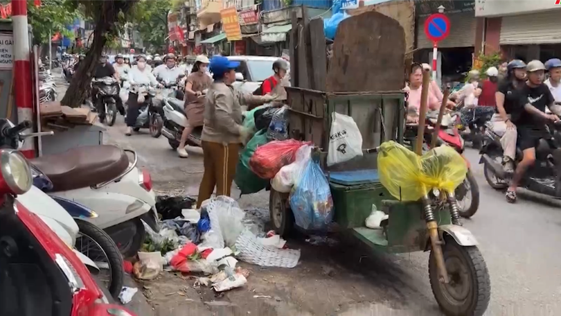 Thu gom rác giờ cao điểm, giao thông thêm ùn tắc