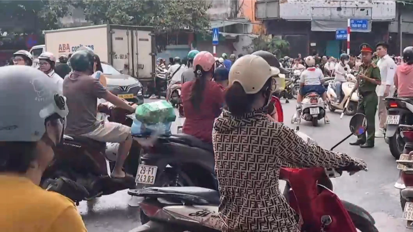 Cần giải bài toán ùn tắc trước cổng trường