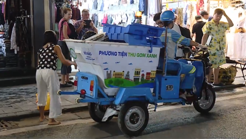 Xe điện thu gom rác phố cổ: Đổi mới vì một Hà Nội xanh