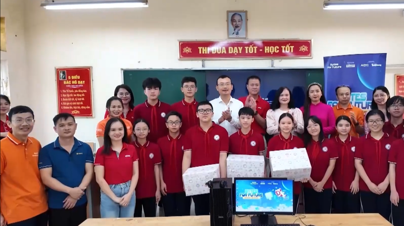 Trao tặng thiết bị công nghệ cho hơn 2.300 học sinh Hà Nội