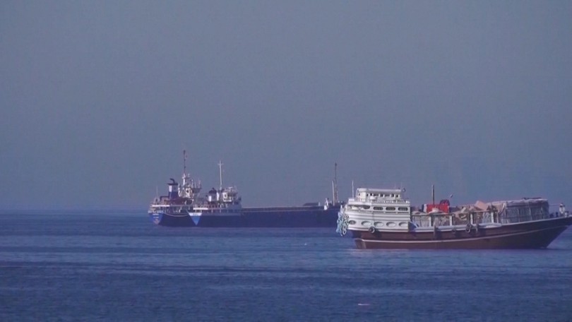 Mỹ siết phong tỏa cảng Iran, buộc 99 tàu chuyển hướng
