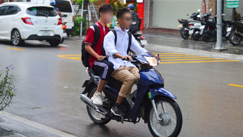 Nhiều học sinh đi xe điện chủ quan không đội mũ bảo hiểm