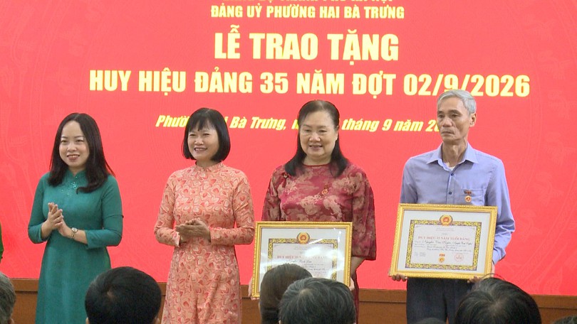 Phường Hai Bà Trưng trao Huy hiệu 35 năm tuổi Đảng