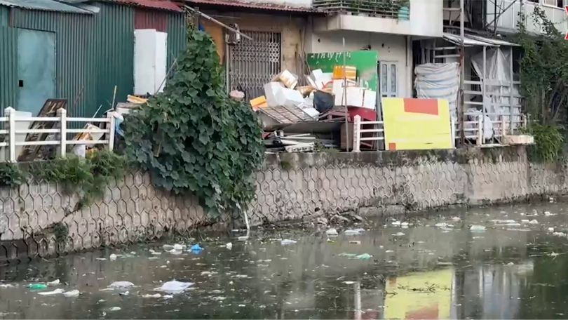 Rác thải bức tử hồ điều hoà