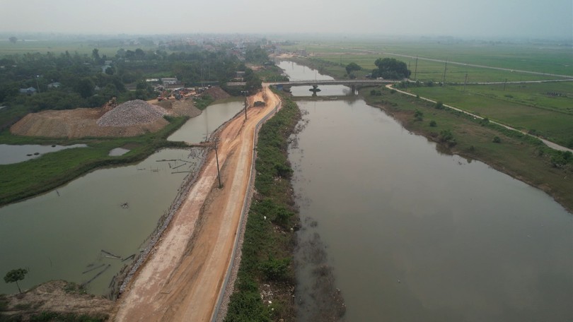 Khẩn trương thi công, hoàn thiện đê Tả Bùi