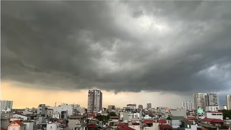 Cảnh báo dông, lốc, sét, mưa đá trên khu vực Hà Nội