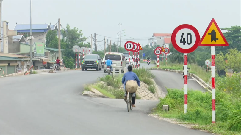 Ma trận biển báo giao thông trên đường đê Yên Nghĩa