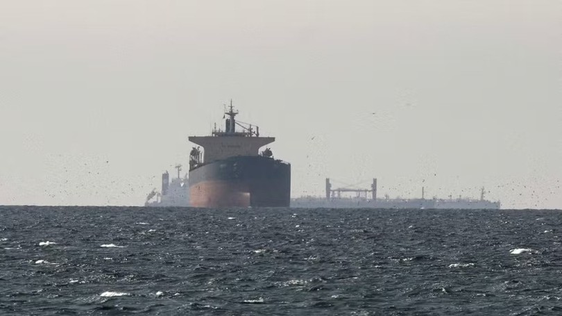 Tàu dầu vướng thủy lôi phát nổ tại eo biển Hormuz