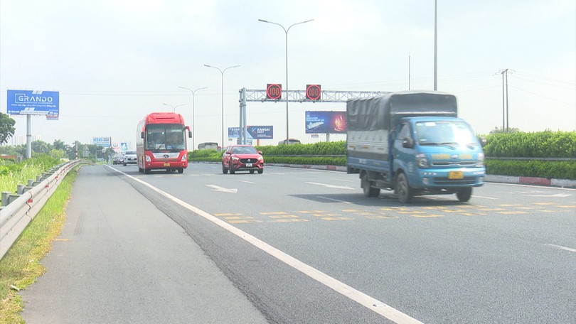 Lắp biển báo ở những điểm xử lý vi phạm khoảng cách an toàn