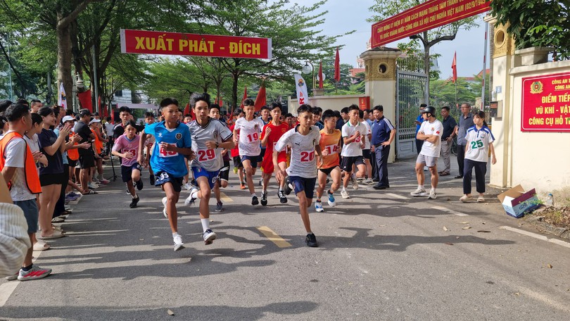Hơn 200 vận động viên xã Dương Hòa tham gia giải chạy